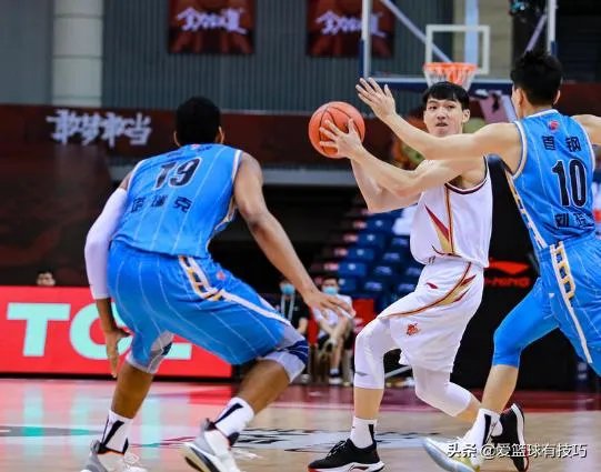 北京92:90险胜浙江,林书豪罚球绝杀存在争议,这球犯规了吗?