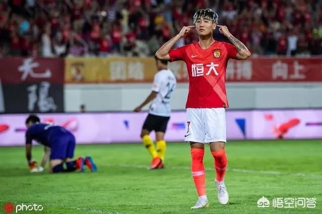 韦世豪:哥就是帅。进球后指着发型庆祝,是在彰显个性还是暗示从头再来?