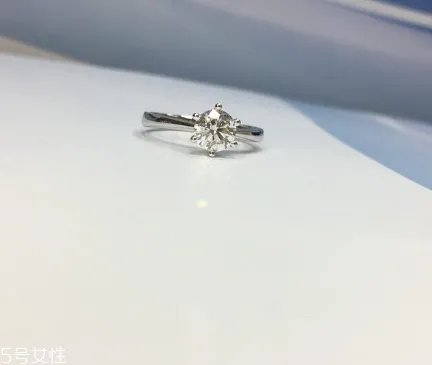 钻戒是订婚买还是结婚买?钻戒订婚就要买吗?
