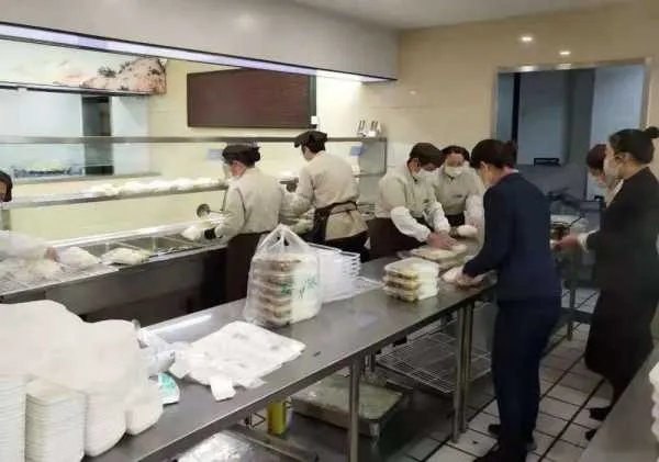 有网友曝料称,浙江一公司老板禁止员工热饭,员工的爆料是否属实?