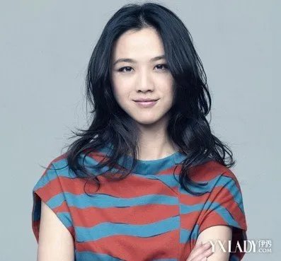 汤唯怀孕近照曝光与老公甜蜜挽手逛街
