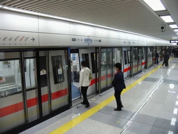 不坐地铁,只是从地下穿行,到底该不该收费?