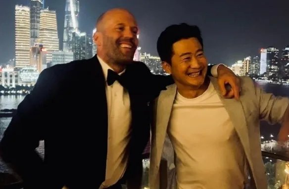 杰森斯坦森与吴京聚餐合影:在外滩吃饺子喝二锅头!