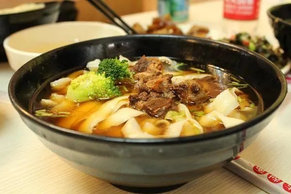 郭德纲开面馆,卖68元1碗的牛肉面,为什么有人说里面不是真正的牛肉?