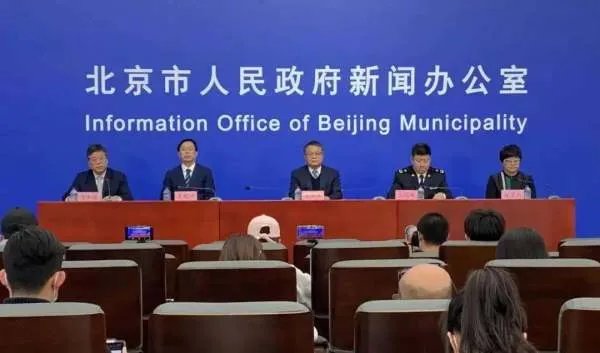 北京两所学校出了聚集疫情，这次疫情至少需要多久才能恢复正常？