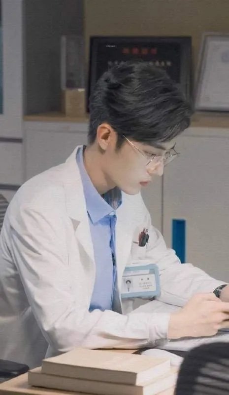 《余生请多指教》肖战上演“霸道医生”,肖战与医生的形象是否贴合?