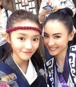 两代星女郎张柏芝林允合影，你更看好谁？