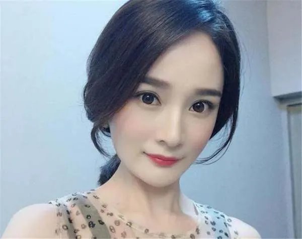 她用6年整容成杨幂,后和富二代结婚,如今怎样了?