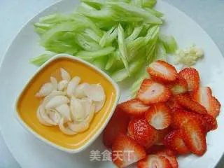 美容养颜---西芹百合炒草莓