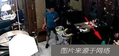 女子深夜陪2男吃饭,老公出现暴打三人,如果是你老婆,你会这样吗?