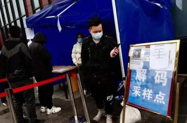 北京两所学校出了聚集疫情，这次疫情至少需要多久才能恢复正常？