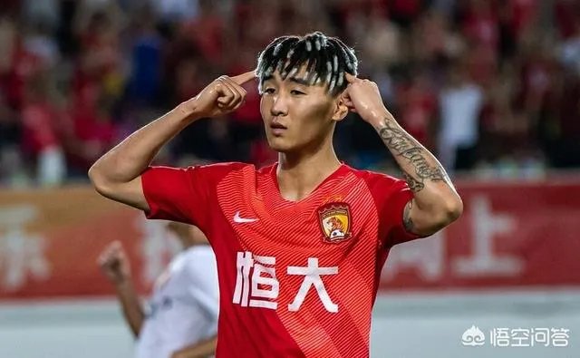 韦世豪:哥就是帅。进球后指着发型庆祝,是在彰显个性还是暗示从头再来?