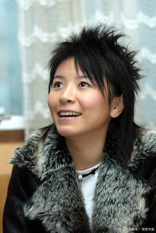 黄雅莉官宣结婚,与初恋相爱16年被宠成宝,为何两人只领证却不办婚礼?