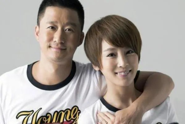 谢楠晒片场照，分享吴京父子暖心瞬间，他们和孩子是如何相处的？