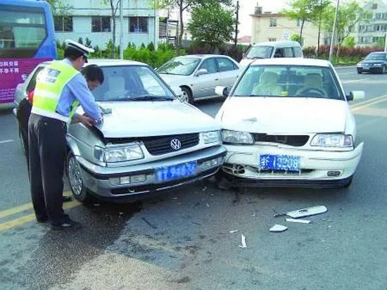 发生轻微交通事故快速处理的流程都应该怎么做？
