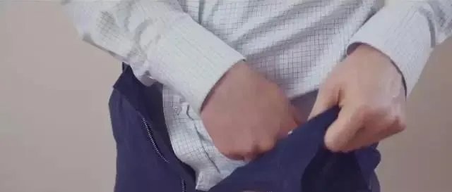 穿正装要不要把衬衫塞进裤子?
