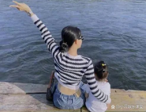孙怡携女儿出游美腿抢镜,4岁大福长高不少,母女俩颜值怎么样?