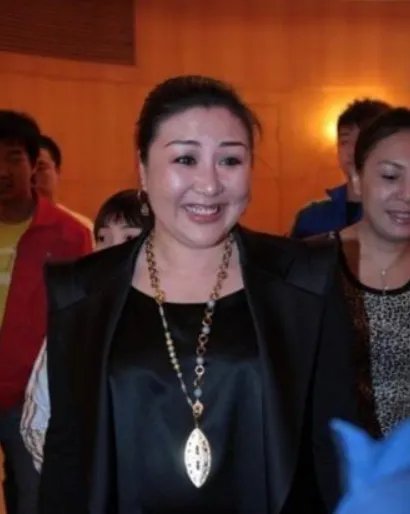 与最穷郭德纲离婚,丢弃郭麒麟远走国外,胡中惠如今怎样了?