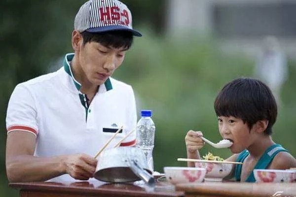 张亮寇静离婚还同住,他们是还爱着对方吧?