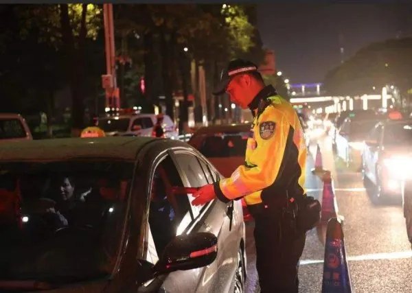 男子酒驾被查后跪地痛哭，为何酒驾事件屡禁不止？