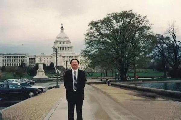 如何评价集“首富”与“首骗”于一身的牟其中?
