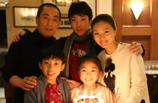 张艺谋妻子陈婷晒儿子照片,孩子的颜值更像谁?