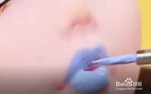 如何给芭比娃娃化妆?