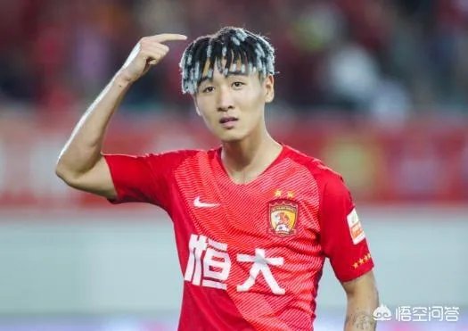 韦世豪:哥就是帅。进球后指着发型庆祝,是在彰显个性还是暗示从头再来?
