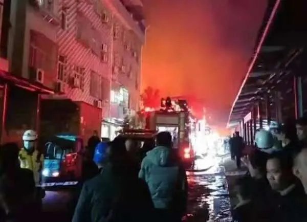 福建宁德一菜市场发生火灾,引发这起火灾事故的原因是什么?