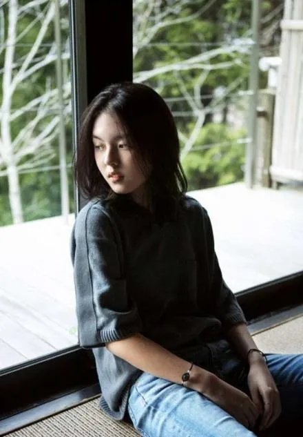 李咏17岁女儿晒美照,频频秀好身材,你心动了吗?