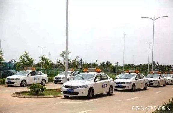 男子科目二考试,上车后马上提示不合格,考官:你坐副驾驶干什么?
