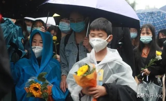 袁隆平院士逝世,为什么张庭照常直播被网友骂哭?