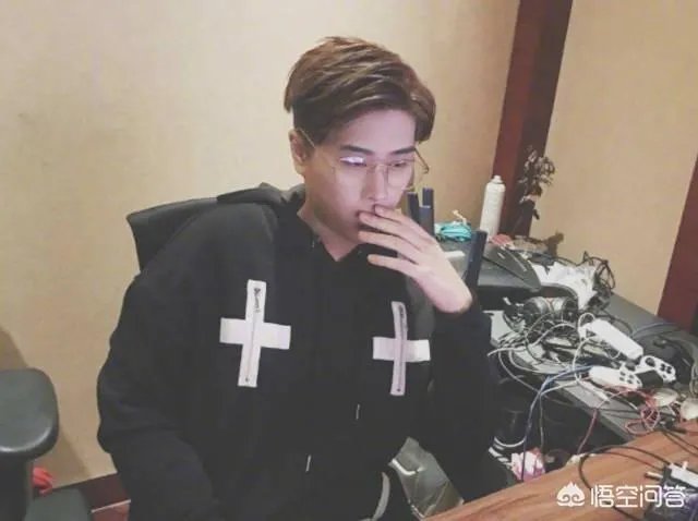 时隔一年多,昔日主播卢本伟正式复出,微博再发动态,竟被百万人转载,对此你怎么看?