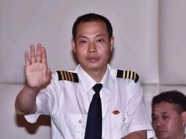 英雄机长刘传健为高考生加油,他为何会被成为英雄机长?