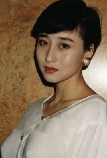 利智为何不做赌王五太？反而嫁给了吊了十年的李连杰？