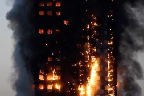 英国伦敦市中心出现大火,导致火灾的原因是什么?