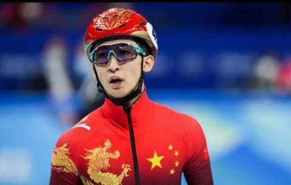 武大靖500米出局无缘卫冕，如何评价他的表现？