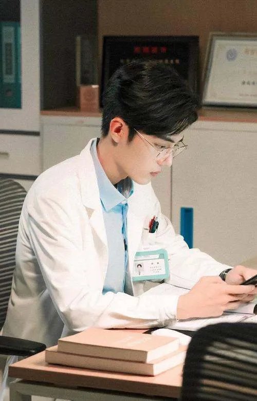 《余生请多指教》肖战上演“霸道医生”,肖战与医生的形象是否贴合?