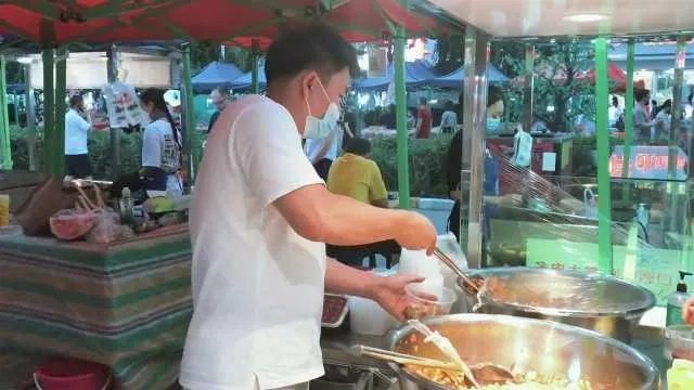 研究生菜市场摆摊卖鸡爪：坚信能做大 收入比坐班高
