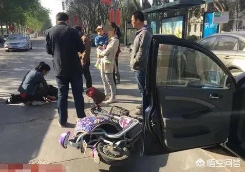 下车开车门“撞死”骑车者,女乘车人被判一年,这事你怎么看?
