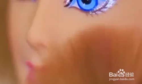 如何给芭比娃娃化妆?