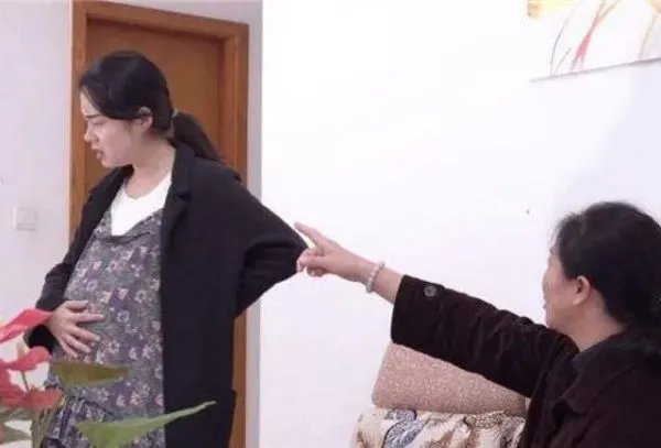 女子剖腹产出月子后首先办离婚，女子在月子内遭遇了什么？