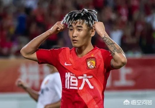韦世豪:哥就是帅。进球后指着发型庆祝,是在彰显个性还是暗示从头再来?