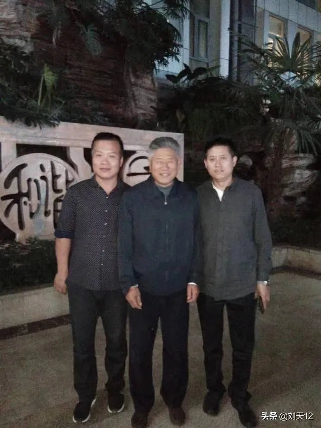 酒哥说:你们敢不敢把自己父亲最帅的照片吧拿出来晒晒?