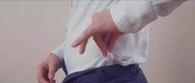 穿正装要不要把衬衫塞进裤子?