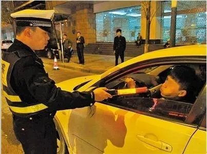 男子酒驾被查后跪地痛哭,为何酒驾事件屡禁不止?