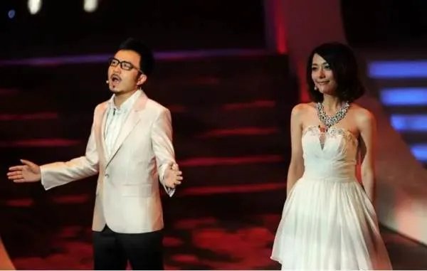 汪涵妻子疑成老赖?被强制执行标14w,曾被闺蜜骗走788万,你怎么看?
