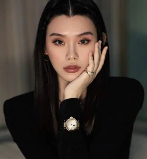 奚梦瑶不愧是人生赢家,认真穿连衣裙V领开到腰,有阔太范吗?