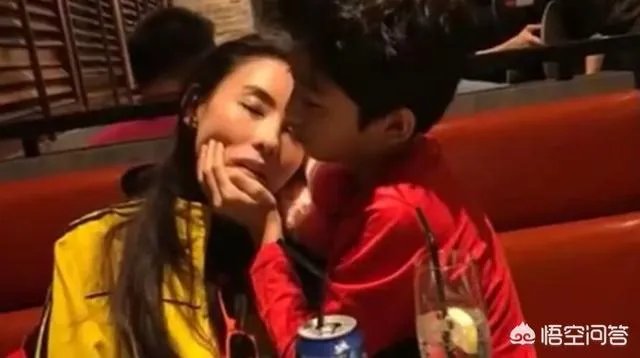 两代星女郎张柏芝林允合影，你更看好谁？