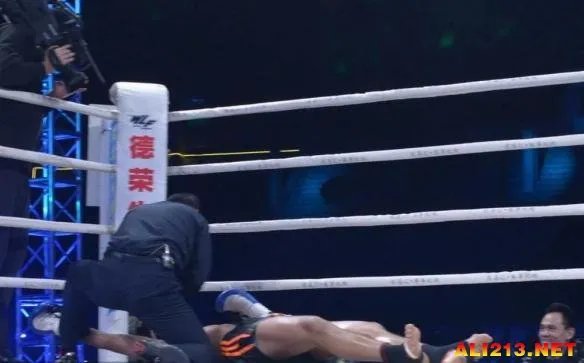 中国武僧一龙11秒KO法国拳王 时间太短根本不够打！